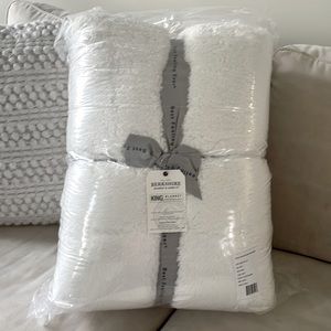 Berkshire Blanket Ultimate Extra-Fluffy Blanket, color: Egret (white). Size King